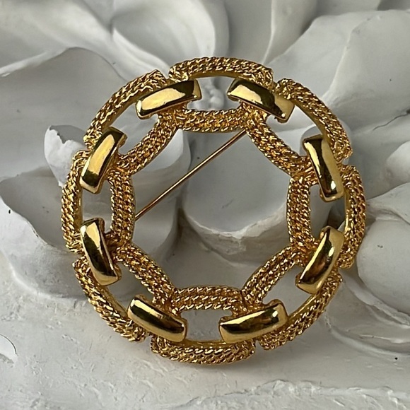 Gold  Circle Chain Brooch - Picture 5 of 5